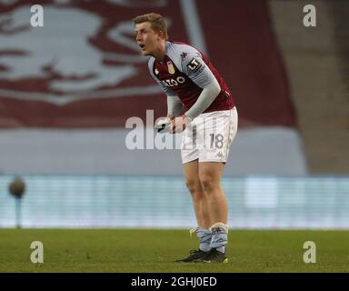 Birmingham, Angleterre, 21 avril 2021. Matt Targett, d'Aston Villa, prend ses pads de shin lors du match de la Premier League à Villa Park, Birmingham. Le crédit photo doit être lu : Darren Staples / Sportimage via PA Images Banque D'Images