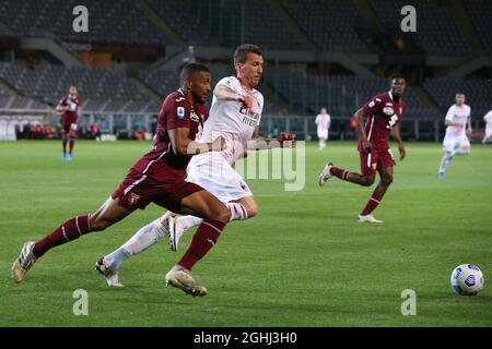Turin, Italie, le 12 mai 2021. Gleison Bremer de Torino FC est défié par Mario Mandzukic de l'AC Milan pendant le match de la série A au Stadio Grande Torino, Turin. Le crédit photo doit être lu : Jonathan Moscrop / Sportimage via PA Images Banque D'Images