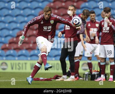 Burnley, Angleterre, le 15 mai 2021. Chris Wood de Burnley s'échauffe avant le match de la Premier League à Turf Moor, Burnley. Le crédit photo doit être lu : Darren Staples / Sportimage via PA Images Banque D'Images