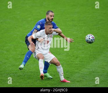 Londres, Angleterre, 6 juillet 2021. Leonardo Bonucci d'Italie défie Dani Olmo d'Espagne lors du match de l'UEFA Euro 2020 au stade Wembley, Londres. Le crédit photo devrait se lire: David Klein / Sportimage via PA Images Banque D'Images