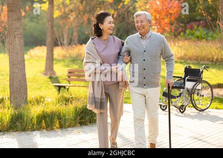 Couple senior joyeux se relaxant dans le parc Banque D'Images