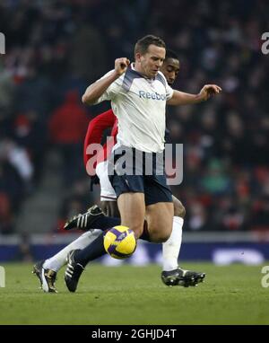 Johan Djourou d'Arsenal fout Kevin Davies de Bolton lors du match de la Barclays Premier League entre Arsenal et Bolton Wanderers à Arsenal. Banque D'Images