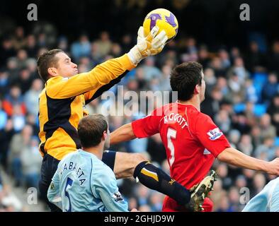 Shay donné de Manchester City recueille sous la pression de Chris Riggott de Middlesbrough pendant le match de Barclays Premier League, Manchester City vs. Middlesbrough Banque D'Images