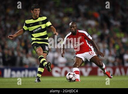 William Gallas d'Arsenal s'en va avec Massimo Donati du Celtic lors des qualifications de la Ligue des champions de l'UEFA entre Arsenal et Celtic à Londres. Banque D'Images