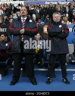 Rafa Benitez et Sammy Lee de Liverpool pendant la Barclays Premier League entre Bolton Wanderers et Liverpool à Londres. Banque D'Images