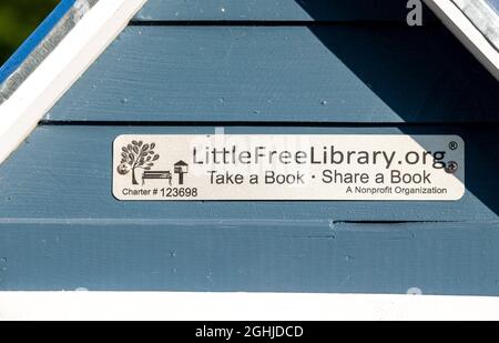 Panneau sur Little Free Library, Neighborhood Library ou l'échange de livres situé sur Mariner's Trail le long du lac Michigan, Two Rivers, Wisconsin Banque D'Images