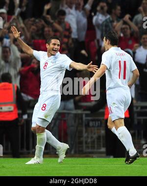 Frank Lampard, d'Angleterre, célèbre son deuxième but avec Gareth Barry, d'Angleterre, lors du match de qualification européen de la coupe du monde au stade Wembley, à Londres. Banque D'Images