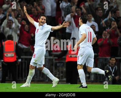 Frank Lampard, d'Angleterre, célèbre son deuxième but avec Gareth Barry, d'Angleterre, lors du match de qualification européen de la coupe du monde au stade Wembley, à Londres. Banque D'Images