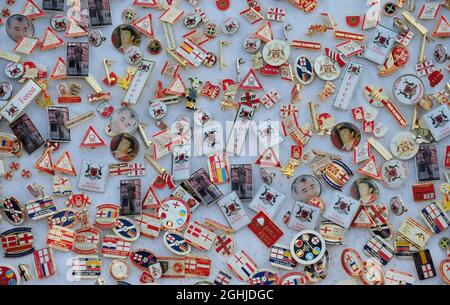 Badges de la forêt de Nottingham à vendre avant le match de championnat de Coca Cola entre la forêt de Nottingham et le comté de Derby. Banque D'Images