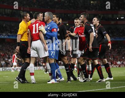 Le Robin Van Persie d'Arsenal se déroule avec Michal Zewlakow de l'Olympiacos lors du match H du groupe de la Ligue des champions de l'UEFA entre l'Arsenal et l'Olympiacos au stade Emirates de Londres. Banque D'Images