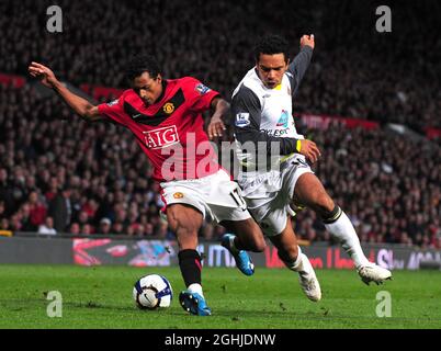 Nani de Manchester United et Kieran Richardson de Sunderland lors du match de la Barclays Premier League entre Manchester United et Sunderland à Old Trafford à Manchester. Banque D'Images