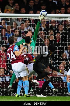 Brad Friedel d'Aston Villa donne un en-tête d'Emmanuel Adebayor de Manchester City au-dessus du bar pendant le match de la Barclays Premier League entre Aston Villa et Manchester City à Villa Park à Birmingham. Banque D'Images