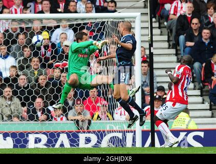 Matthew Upson de West Ham United dirige le ballon devant Thomas Sorensen de Stoke City pour le but égalisateur pendant la Barclays Premier League entre Stoke City et West Ham United au Britannia Stadium, Stoke-on-Trent. Banque D'Images