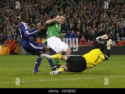 Glenn Whelan, de la République d'Irlande, a enregistré son tir par Hugo Lloris, de France, lors du match de qualification de la coupe du monde FIFA 2010 entre la République d'Irlande et la France au stade Croke Park à Dublin, en Irlande. Banque D'Images