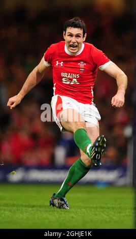 Stephen Jones du pays de Galles pendant la série permanente Invesco entre le pays de Galles et l'Argentine au Millennium Stadium, Cardiff. Banque D'Images