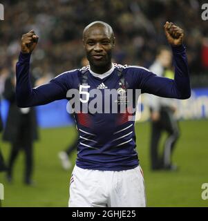 William Gallas en France célèbre le dernier sifflet lors du match de qualification de la coupe du monde FIFA 2010 entre la France et la République d'Irlande, au Stade de France à Saint-Denis près de Paris, en France. Banque D'Images