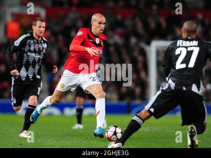 Gabriel Obertan de Manchester United court à la défense de Besiktas lors du match du groupe B de la Ligue des champions de l'UEFA entre Manchester United et Besiktas à Old Trafford, Manchester. Banque D'Images