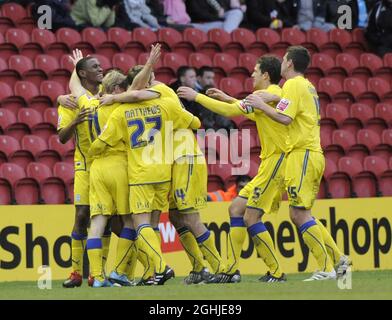 Chris Burke (non 11) est embué par les copains d'équipe comme ils célèbrent son but de coup libre pendant le match de championnat de Coca Cola entre Middlesbrough et Cardiff City au stade Riverside, Middlesbrough . Banque D'Images