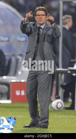 L'entraîneur d'Angleterre Fabio Capello réagit lors de la coupe du monde de la FIFA 2010, match du groupe C entre l'Angleterre et les États-Unis au stade Royal Bafokeng, à Rutenburg, en Afrique du Sud. Banque D'Images