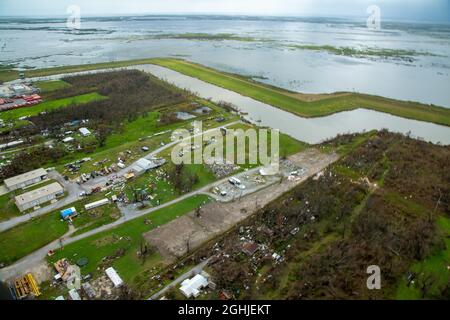 Houma, États-Unis d'Amérique. 1er septembre 2021. Houma, États-Unis d'Amérique. 01 septembre 2021. Vue aérienne de la destruction causée par l'ouragan Ida de catégorie 4 le 1er septembre 2021 près de Houma, Louisiane. Crédit: Maj. Grace Geiger/États-Unis Armée/Alamy Live News Banque D'Images