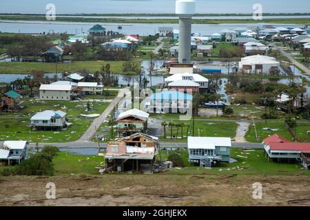 Grand Isle, États-Unis d'Amérique. 01 septembre 2021. Vue aérienne de la destruction causée par l'ouragan Ida de catégorie 4 sur les îles-barrières le long de la baie de Barataria et du golfe du Mexique le 1er septembre 2021 à Grand Isle, Louisiane. La Grand Isle a été frappée directement par la tempête et est considérée comme inhabitable. Crédit: Maj. Grace Geiger/États-Unis Armée/Alamy Live News Banque D'Images