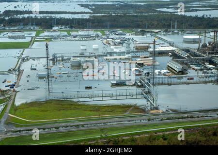 Laplace, États-Unis d'Amérique. 01 septembre 2021. Vue aérienne de la destruction causée par l'ouragan Ida de catégorie 4 à une raffinerie de pétrole le long du delta du Mississippi le 1er septembre 2021 près de Belle chasse, Louisiane. Crédit: Maj. Grace Geiger/États-Unis Armée/Alamy Live News Banque D'Images