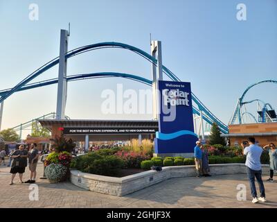 L'entrée de Cedar point avec le Gatekeeper au-dessus du sommet dans la soirée avec un coucher de soleil. Banque D'Images