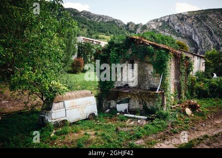 Pont-en-Royans, Drôme, France - août 2021 : maison abandonnée et voiture au village de montagne. Banque D'Images