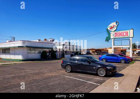 Phoenix, AZ, Etats-Unis - 21 février 2016 : la tasse de café géant du restaurant vue dans les crédits d'ouverture d'Alice a tv show à Phoenix qui a couru fro Banque D'Images