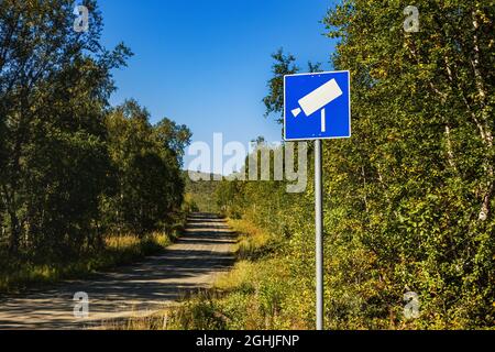 Surveillance vidéo de la chaussée pendant la corona sur la petite route forestière de montagne entre la Suède et la Norvège - fermeture de la frontière de l'État. Signalisation routière de l'appareil photo. Banque D'Images