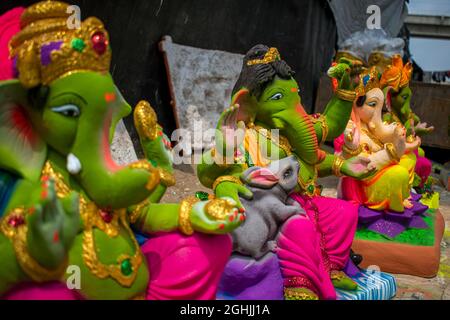 New Delhi, Inde. Le 05septembre 2021. Les idoles de Lord Ganesha exposés à la vente devant Ganesh Chaturthi un festival hindou célébrant l'arrivée de Ganesh sur terre de Kailash Parvat avec sa mère Déesse Parvati/Gauri dans la capitale de l'Inde à Delhi. (Photo de Mohsin Javed/Pacific Press) Credit: Pacific Press Media production Corp./Alay Live News Banque D'Images