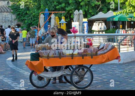 ATHÈNES, GRÈCE - 15 août 2021 : le vendeur de rue vend des noix, des bonbons, des sucettes, Athènes Grèce Banque D'Images