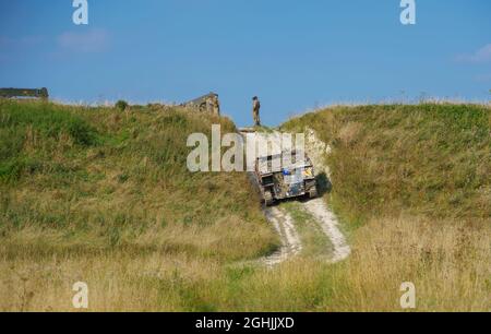 MAN SX45 32.430 RHD 8x8 camion de récupération en préparation pour la grue d'un Bulldog FV432 APC pour le REME COY sur l'exercice militaire, Salisbury Plain, Wiltshire Royaume-Uni Banque D'Images