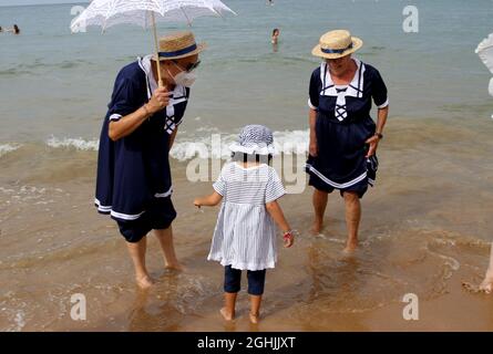 Espagne. 06e septembre 2021. L'association des femmes libres de la corredoria commencent leurs bains à vagues, avec des promenades thérapeutiques, des parasols blancs, des chemisiers en dentelle, des pyjamas à rayures bleues et des bonnets de bain marchant à travers la plage de San Lorenzo à Gijon. (Photo de Mercedes Menendez/Pacific Press) crédit: Pacific Press Media production Corp./Alay Live News Banque D'Images