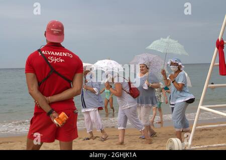 Espagne. 06e septembre 2021. L'association des femmes libres de la corredoria commencent leurs bains à vagues, avec des promenades thérapeutiques, des parasols blancs, des chemisiers en dentelle, des pyjamas à rayures bleues et des bonnets de bain marchant à travers la plage de San Lorenzo à Gijon. (Photo de Mercedes Menendez/Pacific Press) crédit: Pacific Press Media production Corp./Alay Live News Banque D'Images