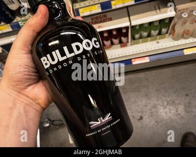 Photo d'un panneau avec le logo de Bulldog London Dry gin Gin en vente à Belgrade. Bulldog est une marque de gin produit au royaume-uni et Mark Banque D'Images