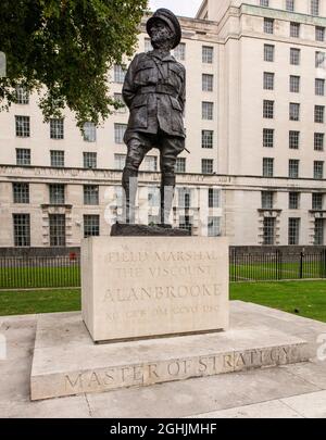 Statue du maréchal Alan Brooke, 1er vicomte Alanbrooke sculpté par Ivor Roberts-Jones en 1993, sur Whitehall à l'extérieur du ministère de la Défense Banque D'Images