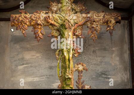 Statue texturée de Jésus-Christ dans un petit cimetière français de campagne Banque D'Images