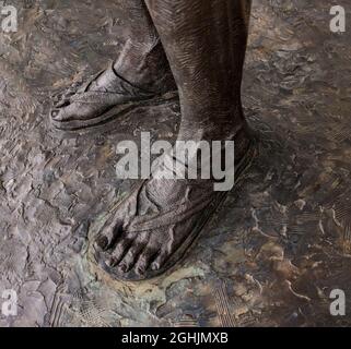 Les pieds du Mahatma Gandhi dans sa statue de la place du Parlement, Westminster, Londres; sculpté par Philip Jackson en 2015, dévoilé par David Cameron Banque D'Images