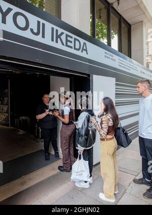 Publicité noire et blanche audacieuse pour l'exposition de l'artiste Ryoji Ikeda à 180 The Strand, Londres; une exploration multisensorielle de la lumière et du son Banque D'Images