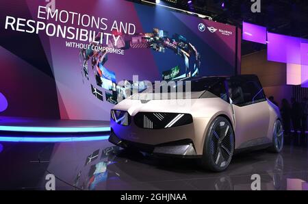 Munich, Allemagne. 6 septembre 2021. Une voiture concept circulaire BMW i Vision est exposée lors de la journée médiatique du salon automobile IAA Mobility à Munich, en Allemagne, le 6 septembre 2021. Le constructeur automobile allemand BMW a dévoilé lundi la BMW i Vision Circular, une voiture concept fabriquée à partir de matériaux recyclés et durables, et 100 % recyclable. Crédit: Lu Yang/Xinhua/Alay Live News Banque D'Images