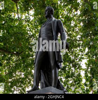 Statue de bronze de sir Robert Peel, ancien premier ministre, sur la place du Parlement, à Westminster, à Londres; Sculpté par Matthew Noble en 1876. Classe II. Banque D'Images