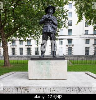 Statue de bronze du maréchal William Slim (Bill Slim) ; Gouverneur général d'Australie, par Ivor Roberts-Jones, sur Whitehall, Londres, En dehors du MOD Banque D'Images