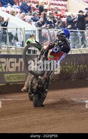 MANCHESTER, ROYAUME-UNI. 6 SEPT. Tom Brennan Wheelies lors du match SGB Premiership entre Belle vue Aces et Sheffield Tigers au National Speedway Stadium, Manchester, le lundi 6 septembre 2021. (Credit: Ian Charles | MI News) Credit: MI News & Sport /Alay Live News Banque D'Images