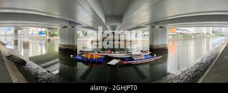 Shatin, Hong Kong - 6 septembre 2021 : Panorama de la rivière Shing Mun et des bateaux-dragons se trouvant sous un pont Banque D'Images