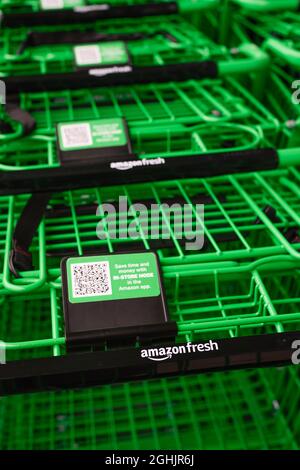 Factoria, WA, États-Unis - 06 septembre 2021 ; les chariots d'épicerie verts se ferment à l'extérieur de l'emplacement Amazon Fresh à Factoria, Washington Banque D'Images