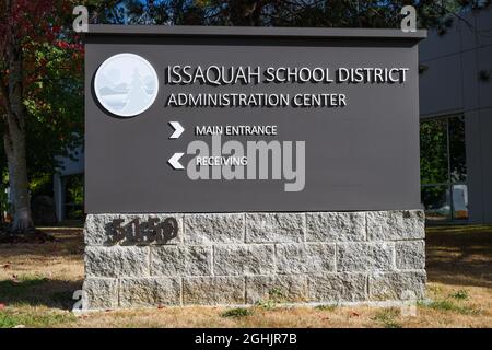 Issaquah, WA, Etats-Unis - 06 septembre 2021; Issaquah School District Administration Center signe dans la ville de Seattle. La signalisation est grise sur pierre Banque D'Images