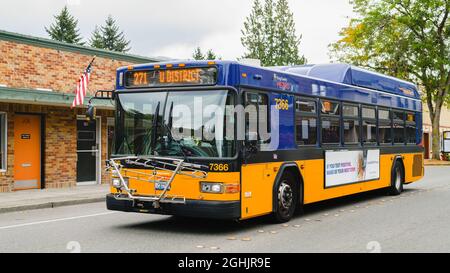 Issaquah, WA, États-Unis - 06 septembre 2021 ; bus bleu et orange du métro du comté de King sur Front Street à Issaquah, Washington. Le service est le numéro 271 Banque D'Images