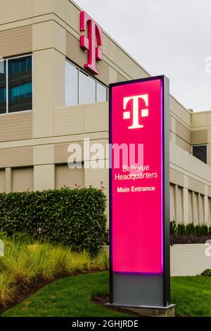 Factoria, WA, USA - 06 septembre 2021; T Mobile US Inc Siège social signalisation rose au campus de Factoria à Bellevue, État de Washington Banque D'Images