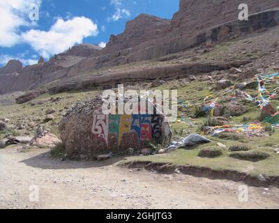 Mantra tibétain « Om Mani Padme Hum » peint sur une grande roche le long du trek de contournement du Mont Kailash. Vallée de LHA Chu, région autonome du Tibet Banque D'Images